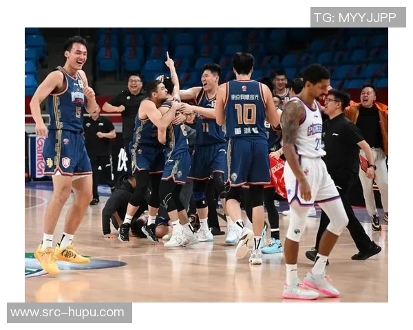 韩德君扛翻俄罗斯高塔屡中2+1他已坐稳蓝队主力